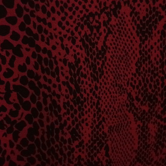 Red and black Apostrophe top - Picture 2 of 3